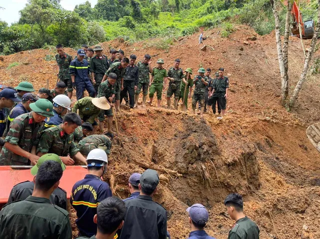 Hàng trăm cán bộ, chiến sĩ tham gia tìm kiếm người mất tích do sạt lở đất ở Hà Giang - Ảnh 1.