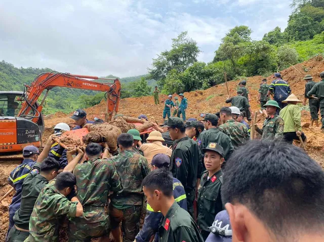 Sạt lở đất ở Hà Giang: Lực lượng thủ công đu dây từ độ cao vài chục mét tìm người mất tích  - Ảnh 1.