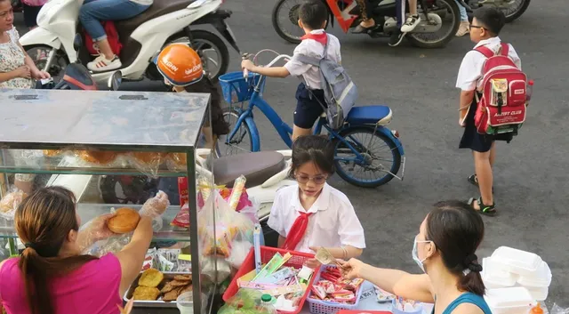 Nhiều điểm bán thức ăn đường phố không chứng minh được nguồn gốc sản phẩm - Ảnh 1.