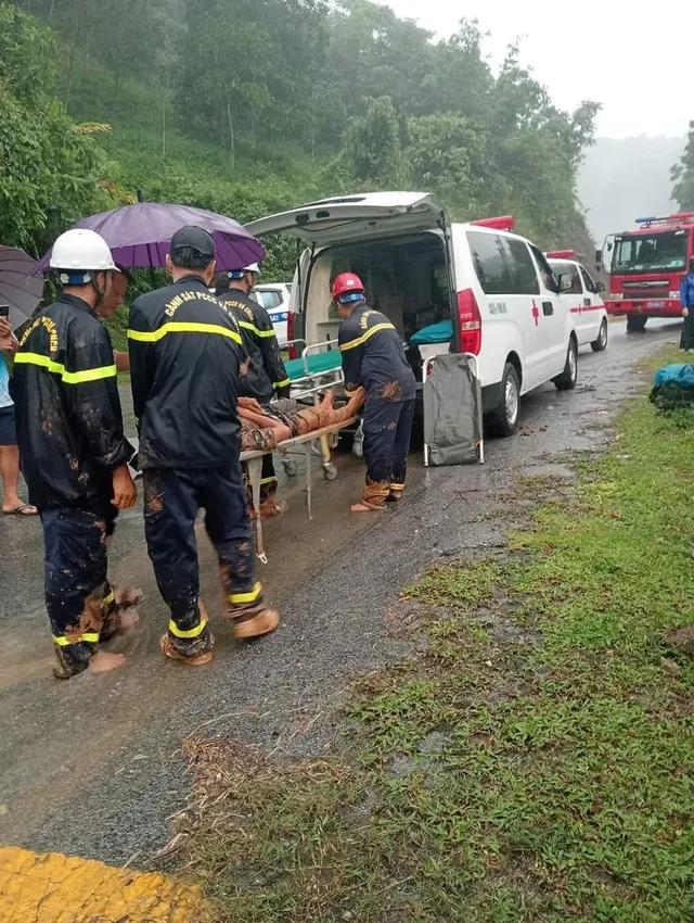 Sạt lở đất vùi lấp xe khách ở Hà Giang: 11 người tử vong, 4 người bị thương - Ảnh 1.