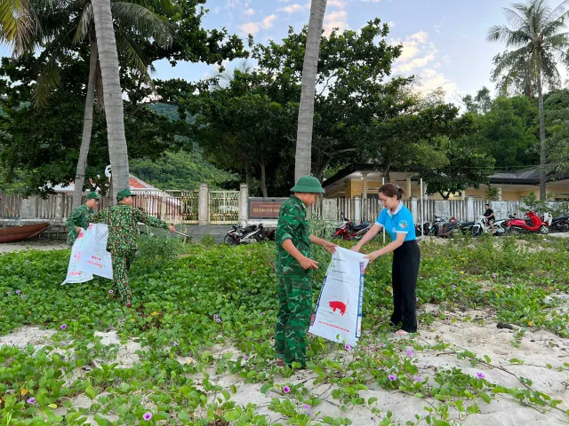 Chung tay nhặt rác làm sạch Cù Lao Chàm - Ảnh 2.