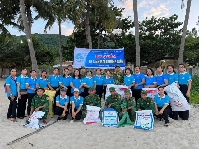 Chung tay nhặt rác làm sạch Cù Lao Chàm - Ảnh 1.