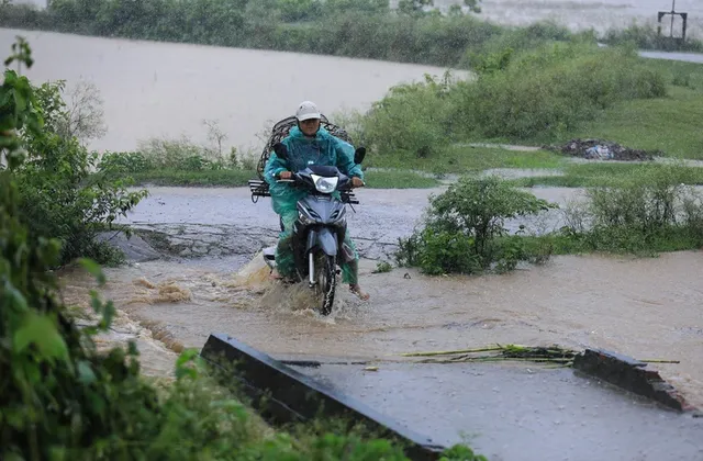 Mưa lũ làm 1 người chết, sạt lở đất đá vào nhiều nhà dân ở Hòa Bình - Ảnh 2.