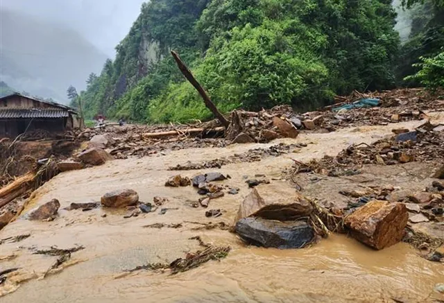 Dải hội tụ kết hợp áp thấp nhiệt đới gây mưa dông, nguy cơ lũ quét, sạt lở đất - Ảnh 1.