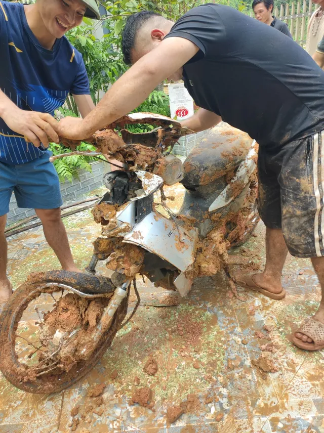 Yên Bái: Sạt lở đất khiến nhà dân bị sập tường, tài sản hư hỏng - Ảnh 4.