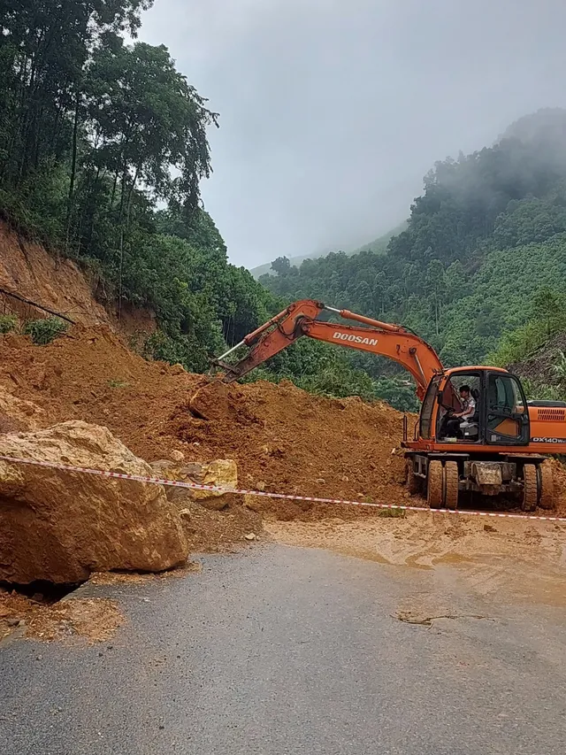 Yên Bái: Sạt lở đất khiến nhà dân bị sập tường, tài sản hư hỏng - Ảnh 5.