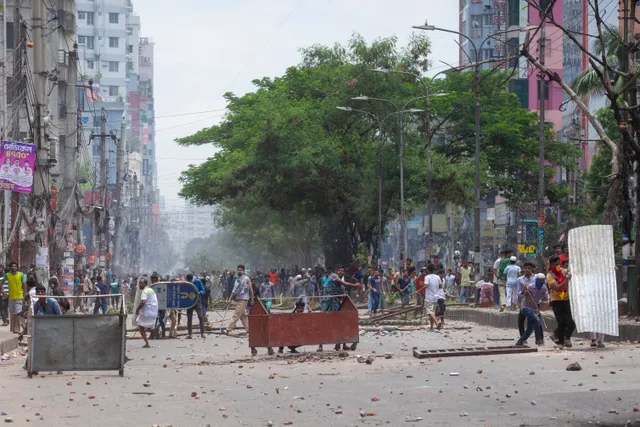 Bangladesh: Người biểu tình xông vào nhà tù giải thoát hàng trăm tù nhân, số người chết vì đụng độ lên tới 100 - Ảnh 2.