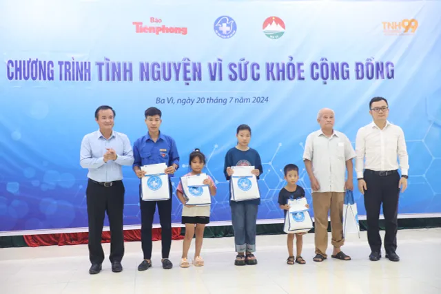 Khám và phát thuốc miễn phí cho hơn 300 người dân ở xã đảo duy nhất của Hà Nội - Ảnh 2.