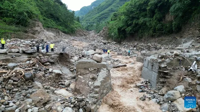 Ít nhất 30 người mất tích sau trận lũ quét kinh hoàng ở Tứ Xuyên, Trung Quốc - Ảnh 1.