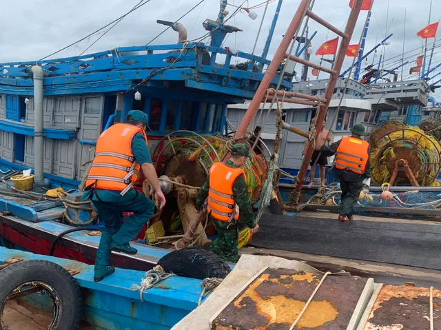 Bão số 2: Quảng Ninh bắt đầu có mưa to, tàu bè đã được kêu gọi vào nơi tránh trú - Ảnh 7.