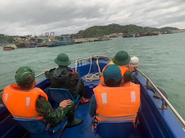 Bão số 2: Quảng Ninh bắt đầu có mưa to, tàu bè đã được kêu gọi vào nơi tránh trú - Ảnh 5.