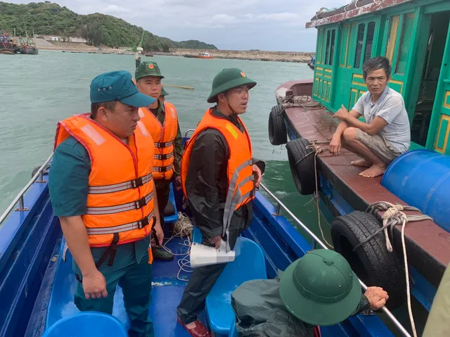 Bão số 2: Quảng Ninh bắt đầu có mưa to, tàu bè đã được kêu gọi vào nơi tránh trú - Ảnh 4.