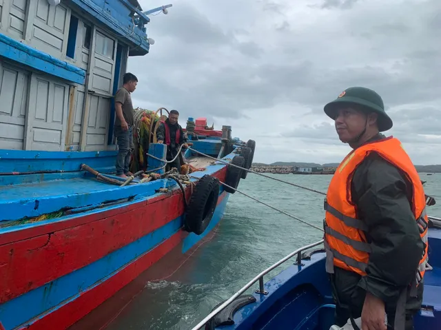 Bão số 2: Quảng Ninh bắt đầu có mưa to, tàu bè đã được kêu gọi vào nơi tránh trú - Ảnh 9.