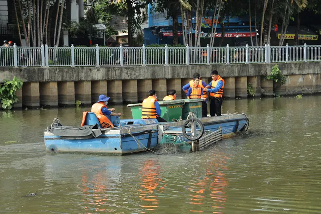 Tuổi trẻ TP Hồ Chí Minh ra quân dọn rác, xóa điểm đen ô nhiễm môi trường - Ảnh 4.