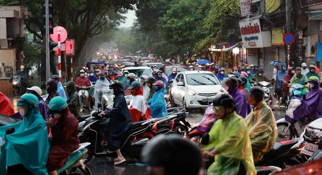 Hàng loạt cây xanh gãy đổ, lều quán bị tốc mái, nhiều nơi ngập lụt sau bão số 2 - Ảnh 3.