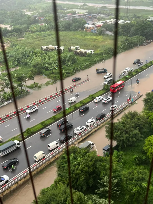 Hà Nội: Gần 11 giờ đêm nhiều người vẫn chưa về được tới nhà vì ngập - Ảnh 5.