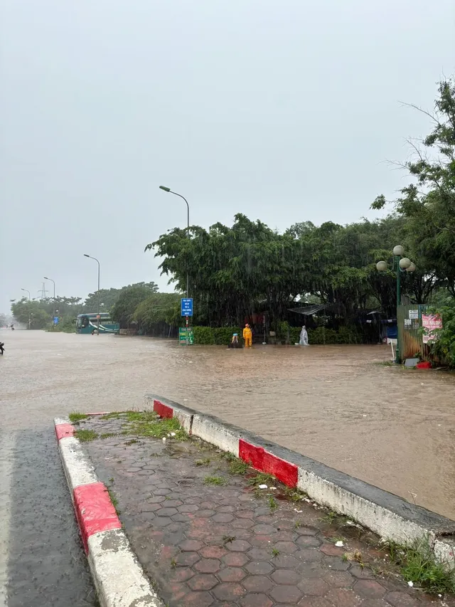 Hà Nội: Gần 11 giờ đêm nhiều người vẫn chưa về được tới nhà vì ngập - Ảnh 4.