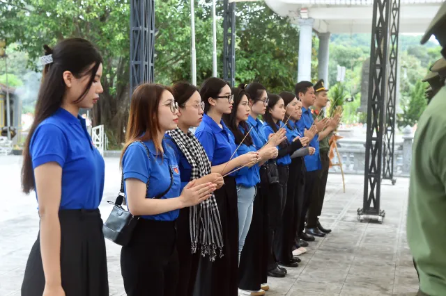 Thanh niên VTV tri ân các anh hùng liệt sĩ tại Nghĩa trang liệt sĩ quốc tế Việt - Lào - Ảnh 4.