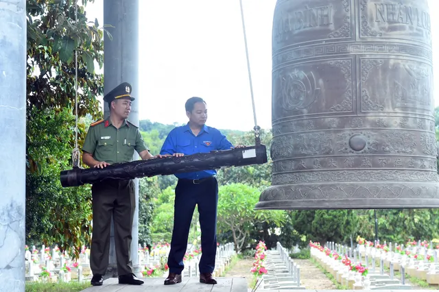 Thanh niên VTV tri ân các anh hùng liệt sĩ tại Nghĩa trang liệt sĩ quốc tế Việt - Lào - Ảnh 11.