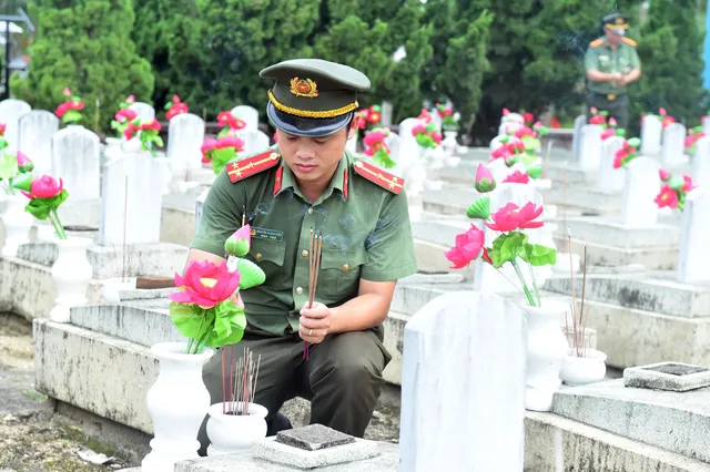 Thanh niên VTV tri ân các anh hùng liệt sĩ tại Nghĩa trang liệt sĩ quốc tế Việt - Lào - Ảnh 5.