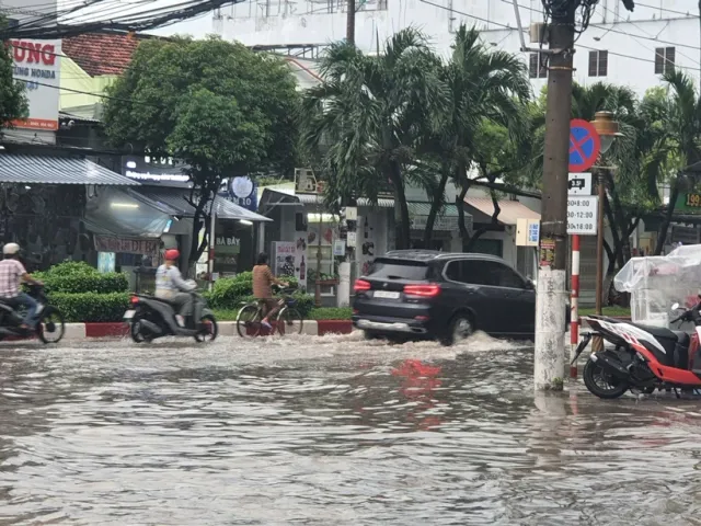 Mưa lớn kèm dông, lốc làm hàng chục căn nhà bị hư hỏng tại Nam Bộ - Ảnh 1.