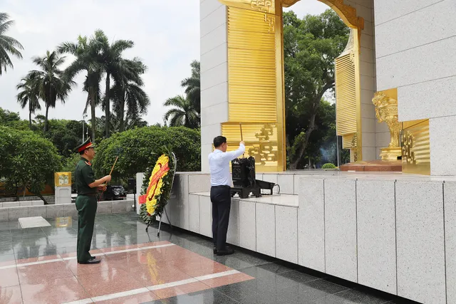 Party Committee and  Vietnam Television executives burn incense to commemorate heroes and martyrs - Ảnh 9.