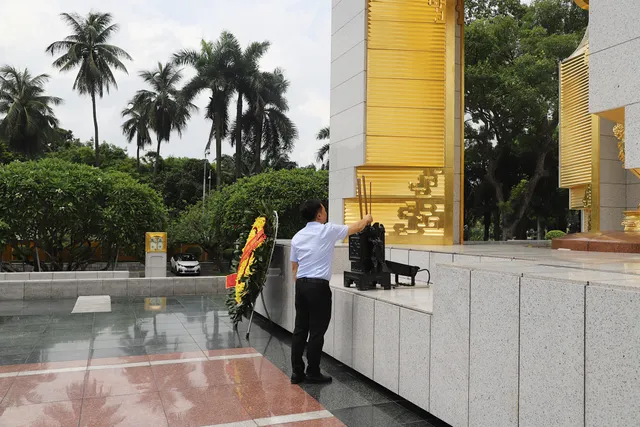 Party Committee and  Vietnam Television executives burn incense to commemorate heroes and martyrs - Ảnh 10.