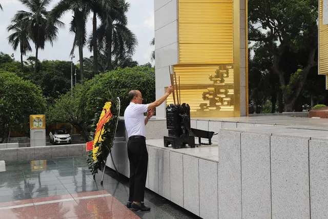 Party Committee and  Vietnam Television executives burn incense to commemorate heroes and martyrs - Ảnh 11.