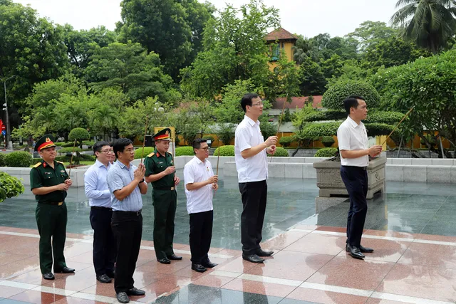 Party Committee and  Vietnam Television executives burn incense to commemorate heroes and martyrs - Ảnh 12.