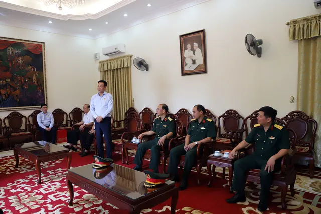 Party Committee and  Vietnam Television executives burn incense to commemorate heroes and martyrs - Ảnh 1.