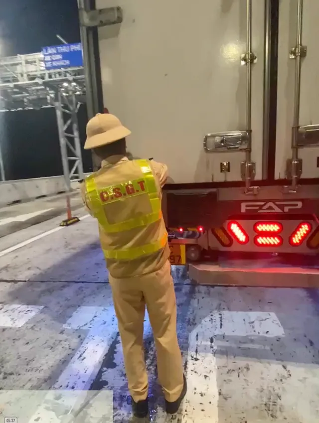 Khuyến cáo tài xế dán giấy phản quang để phòng ngừa tai nạn trên cao tốc - Ảnh 1.