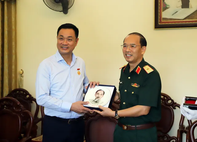 Party Committee and  Vietnam Television executives burn incense to commemorate heroes and martyrs - Ảnh 2.