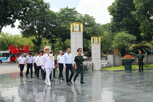 Party Committee and  Vietnam Television executives burn incense to commemorate heroes and martyrs - Ảnh 3.