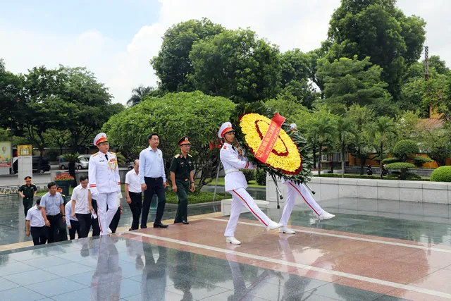 Party Committee and  Vietnam Television executives burn incense to commemorate heroes and martyrs - Ảnh 4.