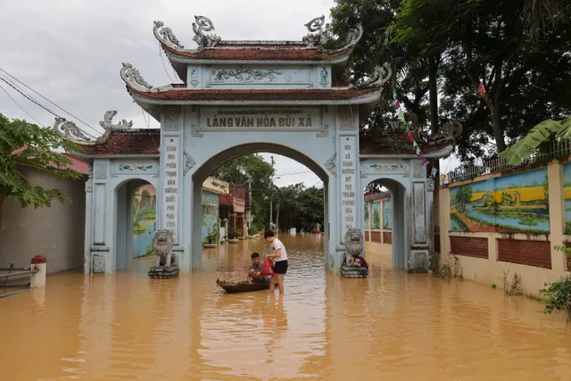 Hà Nội: Người dân thôn Bùi Xá di chuyển bằng thuyền do ngập - Ảnh 10.