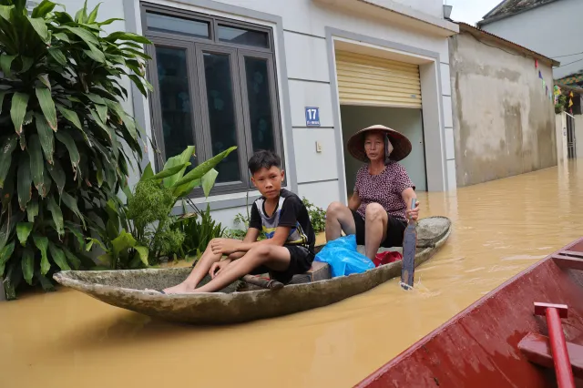 Hà Nội: Người dân thôn Bùi Xá di chuyển bằng thuyền do ngập - Ảnh 2.