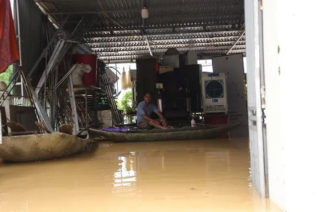 Hà Nội: Người dân thôn Bùi Xá di chuyển bằng thuyền do ngập - Ảnh 16.