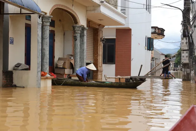 Hà Nội: Người dân thôn Bùi Xá di chuyển bằng thuyền do ngập - Ảnh 13.