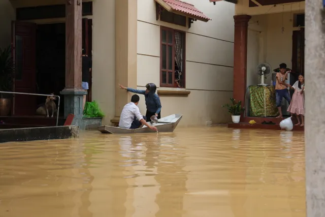 Hà Nội: Người dân thôn Bùi Xá di chuyển bằng thuyền do ngập - Ảnh 14.