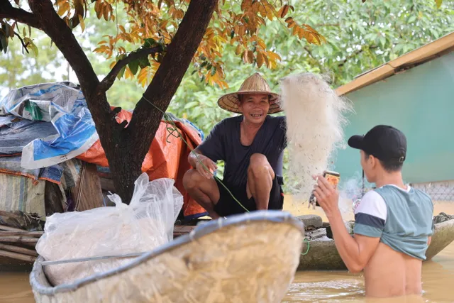 Hà Nội: Người dân thôn Bùi Xá di chuyển bằng thuyền do ngập - Ảnh 9.