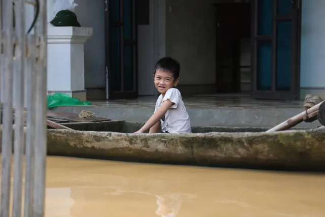 Hà Nội: Người dân thôn Bùi Xá di chuyển bằng thuyền do ngập - Ảnh 8.