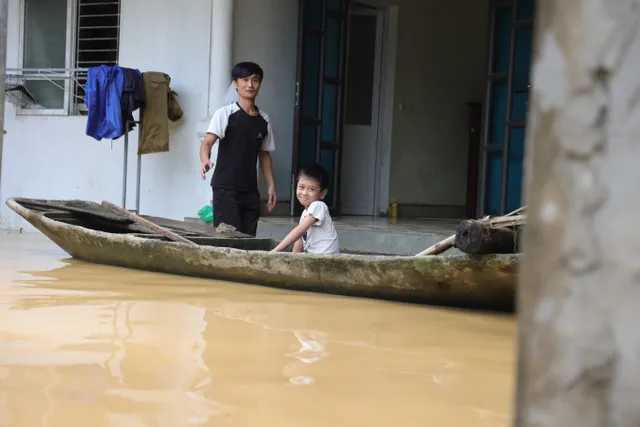 Hà Nội: Người dân thôn Bùi Xá di chuyển bằng thuyền do ngập - Ảnh 6.