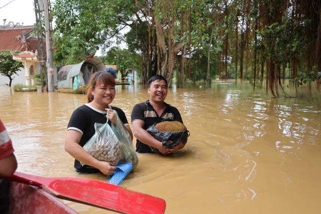 Hà Nội: Người dân thôn Bùi Xá di chuyển bằng thuyền do ngập - Ảnh 23.