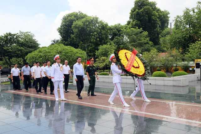 Party Committee and  Vietnam Television executives burn incense to commemorate heroes and martyrs - Ảnh 5.