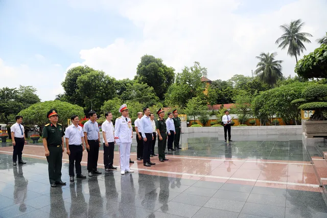 Party Committee and  Vietnam Television executives burn incense to commemorate heroes and martyrs - Ảnh 6.