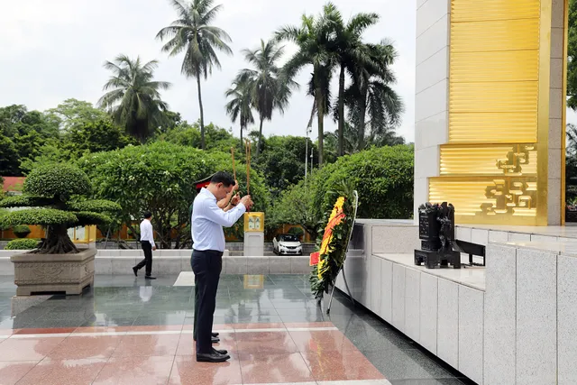 Party Committee and  Vietnam Television executives burn incense to commemorate heroes and martyrs - Ảnh 8.