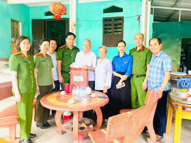 Tuổi trẻ Hạ Long tri ân Mẹ Việt Nam anh hùng với Bữa cơm gia đình - Ấm tình lòng Mẹ - Ảnh 11.