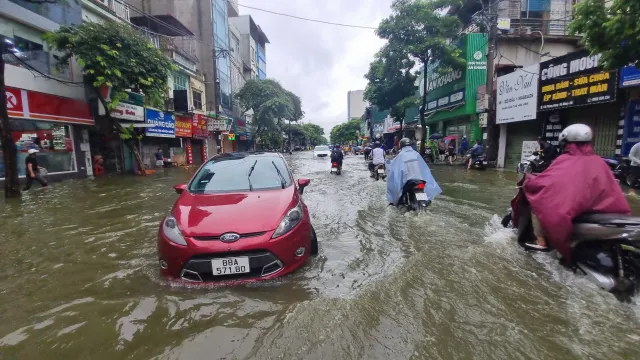 Hà Nội nhiều đường ngập ngang bánh xe máy trong sáng nay - Ảnh 2.