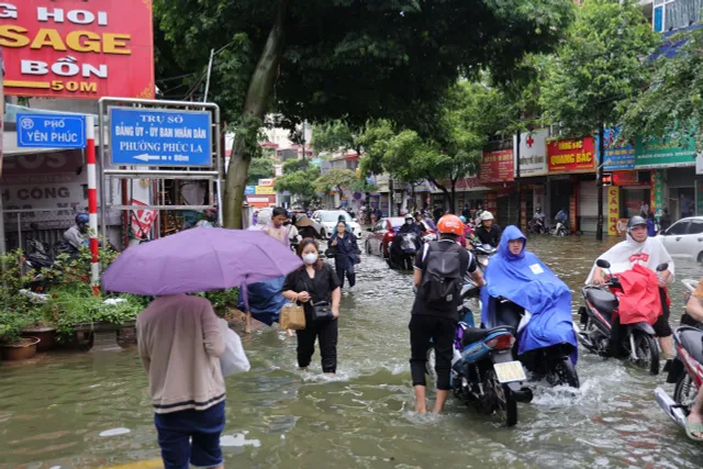 Hà Nội nhiều đường ngập ngang bánh xe máy trong sáng nay - Ảnh 11.