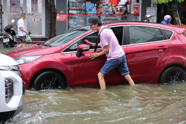 Hà Nội nhiều đường ngập ngang bánh xe máy trong sáng nay - Ảnh 18.